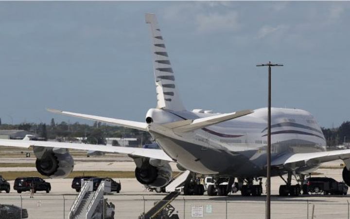 কাতারের কাছ থেকে বিলাসবহুল বিমান উপহার নিচ্ছেন ট্রাম্প