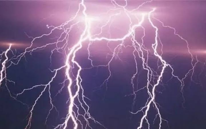 লালমনিরহাটে বজ্রপাতে বাবার মৃত্যু, আহত ছেলে