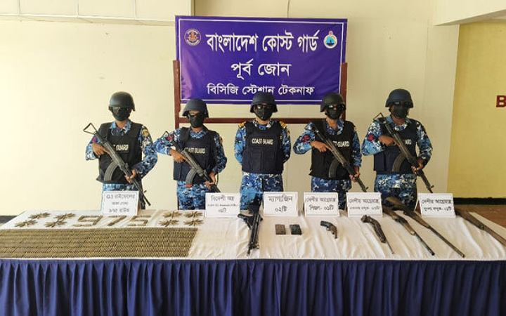 কক্সবাজারে যৌথ অভিযানে বিদেশি অস্ত্রসহ ৭৫ রাউন্ড গুলি উদ্ধার