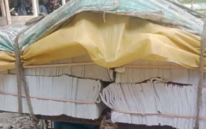লালমনিরহাটে বিপুল পরিমাণ সরকারি বইসহ আটক ১