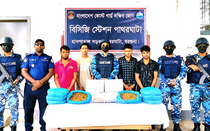 পাথরঘাটায় যৌথ বাহিনীর অভিযানে ৪ মাদক কারবারি আটক