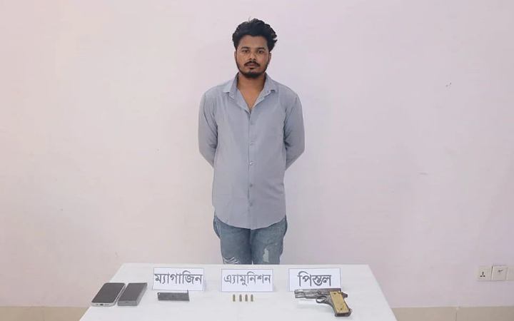 কুমিল্লায় যৌথ বাহিনীর অভিযানে পিস্তলসহ যুবক গ্রেফতার