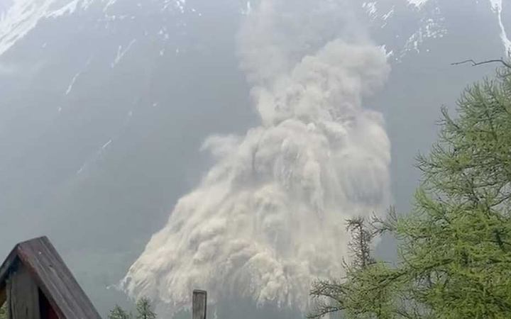 বিশাল হিমবাহ ধসের পর বন্যার ঝুঁকি পর্যবেক্ষণ করছে সুইজারল্যান্ড