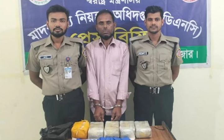 টেকনাফে ৫০ হাজার ইয়াবাসহ আটক ১