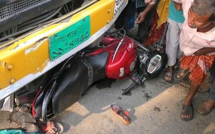 সড়ক দুর্ঘটনায় একই পরিবারের ৩ জনের মৃত্যু