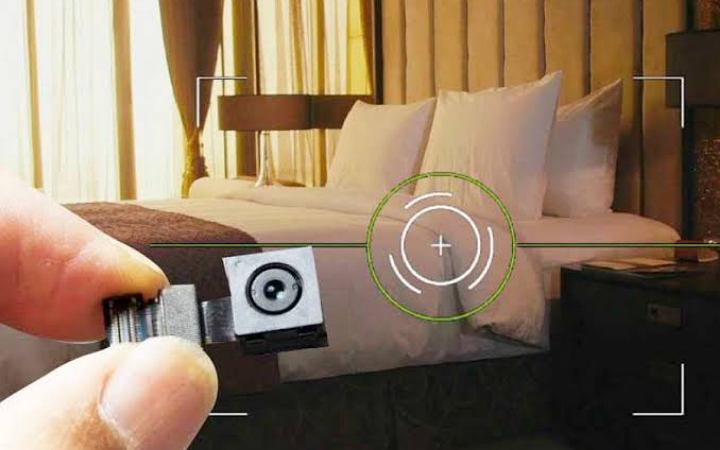 হোটেল রুমে গোপন ক্যামেরা আছে কি না বোঝার ৬ উপায়
