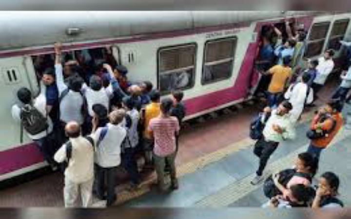 মুম্বাইয়ে লোকাল ট্রেন থেকে পড়ে ৫ জনের মৃত্যুর আশঙ্কা