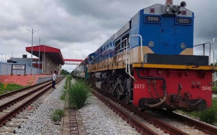 ঈদগাঁওয়ে আটকা পড়া কক্সবাজার এক্সপ্রেস সাড়ে ৩ ঘন্টা পর ছেড়েছে