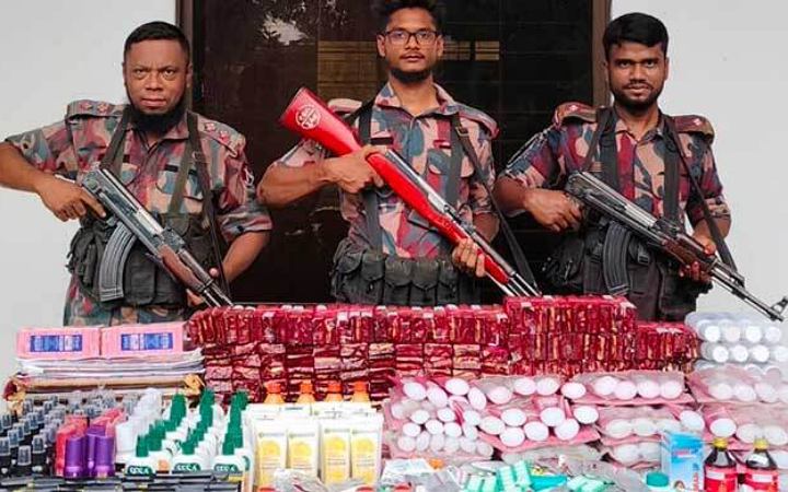 বেনাপোলের বিভিন্ন সীমান্ত থেকে বিপুল পরিমাণ ভারতীয় পণ্য জব্দসহ, আটক ৩