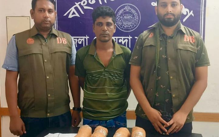 চুয়াডাঙ্গায় ২ কেজি গাঁজাসহ আটক ১