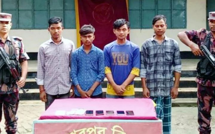 দিনাজপুর সীমান্ত দিয়ে অবৈধভাবে বাংলাদেশে প্রবেশের সময় আটক ৪