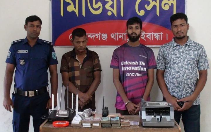 গোবিন্দগঞ্জে বিভিন্ন ডিভাইসসহ ২ হ্যাকারকে গ্রেফতার করেছে যৌথবাহিনী