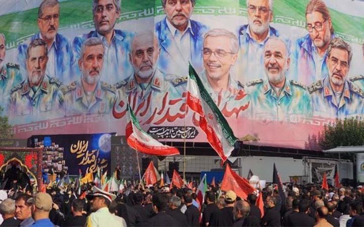 ইরানে শীর্ষ কমান্ডারদের জানাজায় মানুষের ঢল