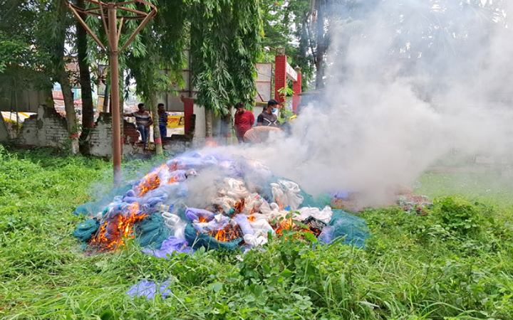 কালীগঞ্জে ৬৫ লাখ টাকার অবৈধ কারেন্ট জাল পুড়িয়ে ধ্বংস করেছে টাস্কফোর্স