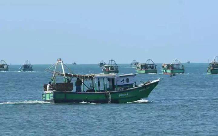 অবৈধ ভাবে শ্রীলঙ্কার জলসীমায় প্রবেশ করায় ভারতীয়  ৮ জেলেকে ধরে নিয়ে গেছে শ্রীলঙ্কার নৌবাহিনী