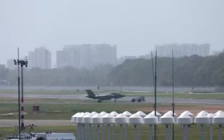 ভারতের বিমানবন্দরে আটকে থাকা ব্রিটিশ যুদ্ধবিমান সরিয়ে নেওয়া হচ্ছে