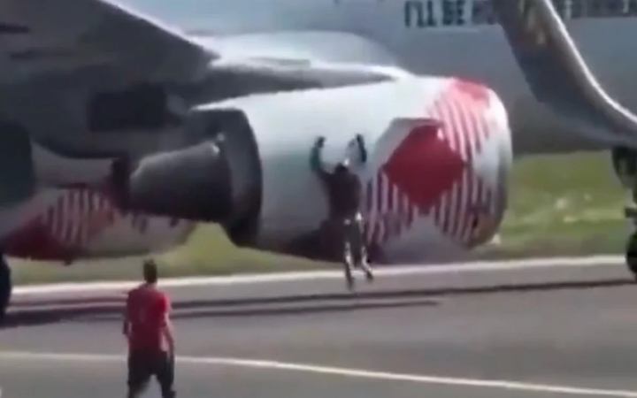 ইতালির বিমানবন্দরে বিমানের ইঞ্জিনে ঝাঁপিয়ে মৃত্যু