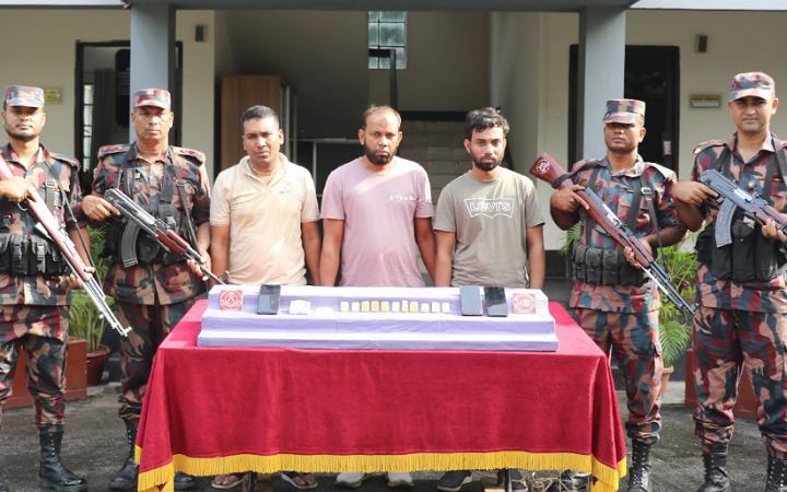 বাঘারপাড়ায় ১১ টি স্বর্ণের বারসহ আটক ৩