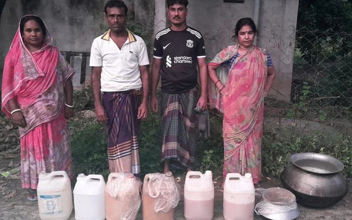 নাটোরে ৪৫ লিটার অবৈধ মদসহ আটক ৪