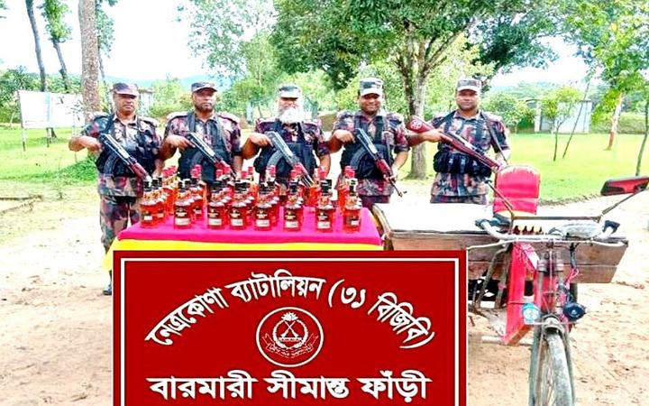 নেত্রকোনায় ৬৫ বোতল ভারতীয় মদসহ একটি অটোভ্যান জব্দ