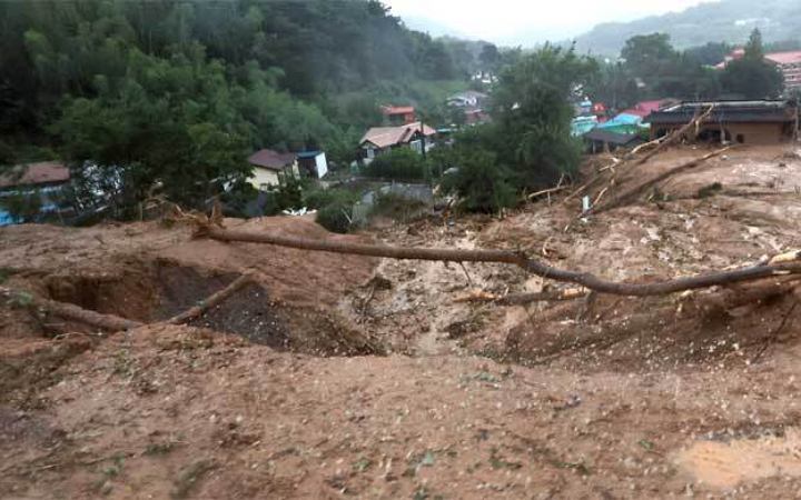 দক্ষিণ কোরিয়ায় বন্যা-ভূমিধসে নিহত বেড়ে ১৪