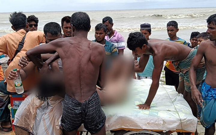 কুয়াকাটা সৈকতে ভেসে যাওয়া পর্যটককে উদ্ধার করলো জেলেরা