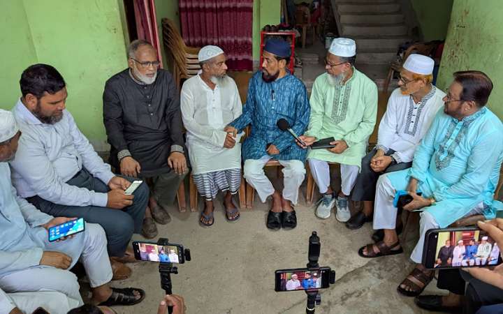 বিমান দূর্ঘটনায় নিহত পরিবারের সাথে ঢাকা উত্তর জামায়াত আমীরের সাক্ষাৎ