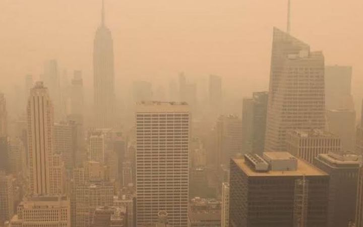 কানাডার দাবানলের ধোঁয়ায় ছেয়ে গেছে নিউইয়র্কের আকাশ