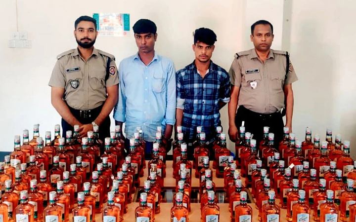 ১০৯ বোতল ভারতীয় মদসহ ২ কারবারি আটক