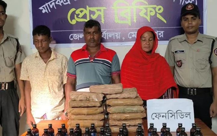 মেহেরপুরে ১০৪ বোতল ফেনসিডিলসহ  আটক ৩
