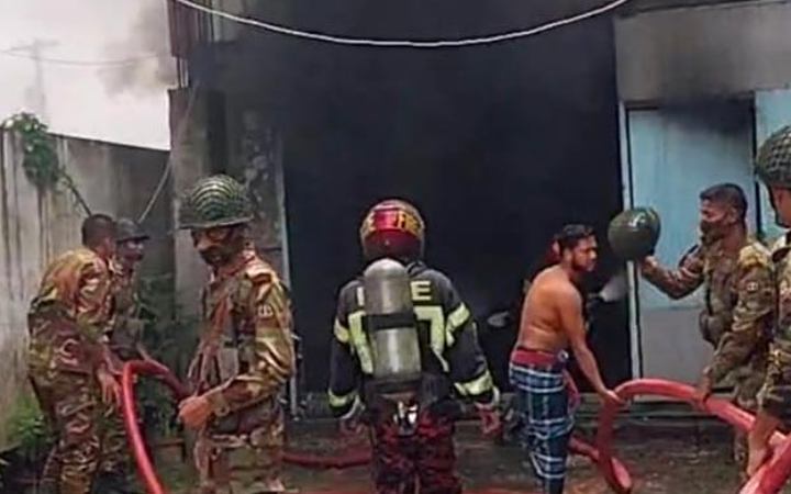 মানিকগঞ্জে প্লাস্টিক কারখানা আগুন