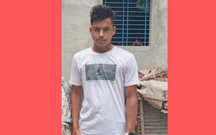 চট্টগ্রামে ট্রেন থেকে পড়ে যুবকের মৃত্যু