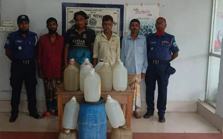 ব্রাহ্মণবাড়িয়ায় ১৫৪ লিটার চোলাই মদসহ আটক ৪