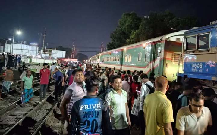 বগি লাইনচ্যুত হওয়ায় ঢাকার সাথে উত্তরবঙ্গের রেল যোগাযোগ বন্ধ