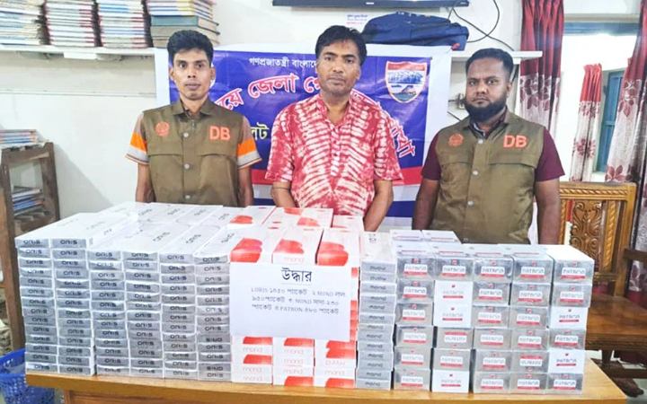 আখাউড়ায় বিপুল পরিমাণ বিদেশি সিগারেটসহ আটক ১