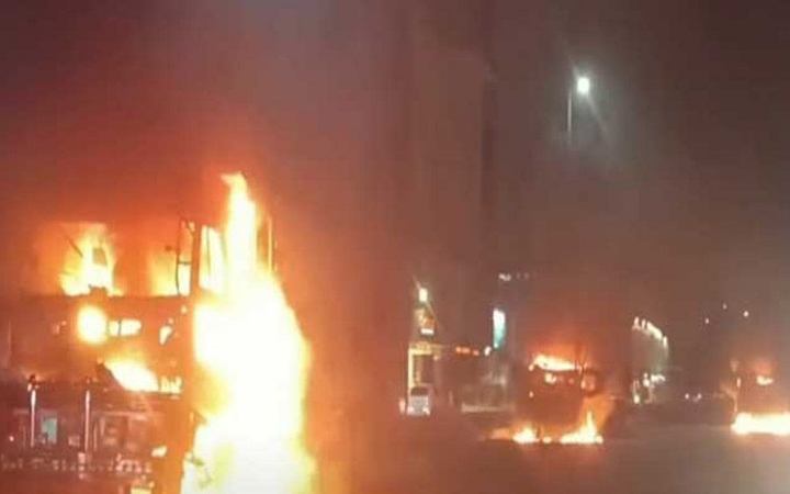 এবার করাচিতে সাতটি ট্রাকে আগুন ধরিয়ে দিল জনতা