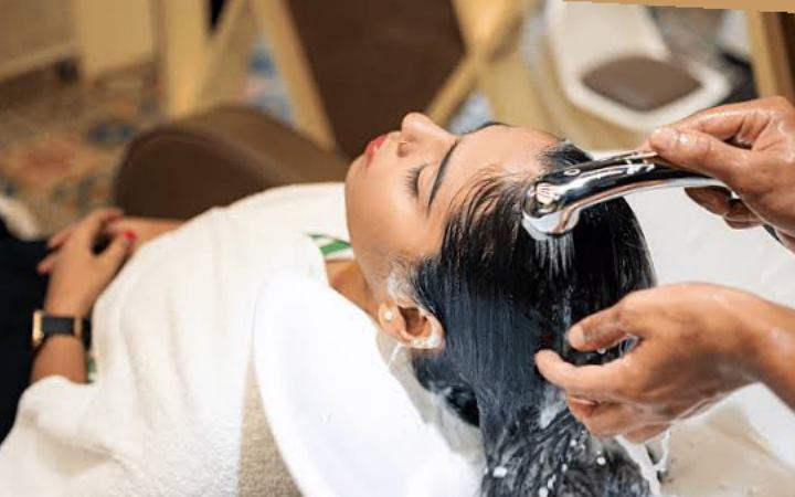 হেয়ার স্পা চুলের কী কী উপকার করে জানেন?