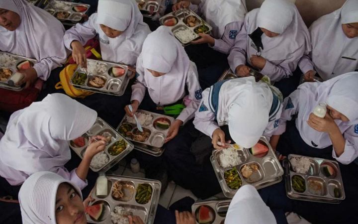 ইন্দোনেশিয়ায় ‘ফ্রি মিল’ খেয়ে ৩৬৫ শিক্ষার্থী অসুস্থ, ল্যাব পরীক্ষার নির্দেশ