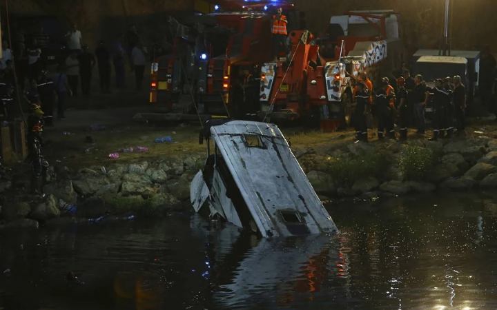 আলজেরিয়ায় সেতু থেকে নদীতে বাস, নিহত ১৮