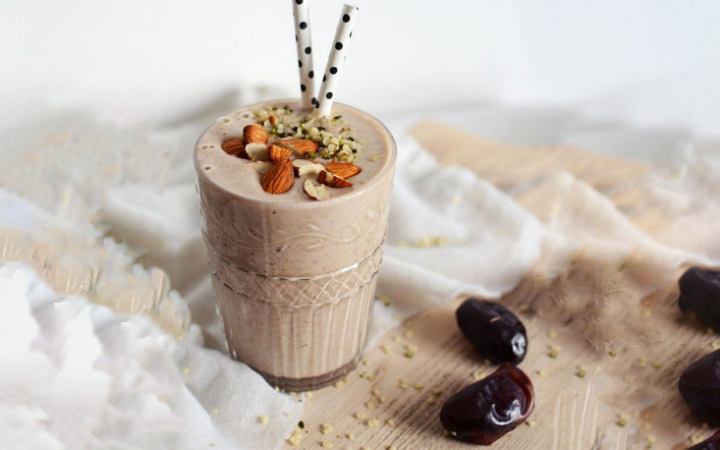 মাথাব্যথা কমাতে খেতে পারেন খেজুর বাদামের এই স্মুদি