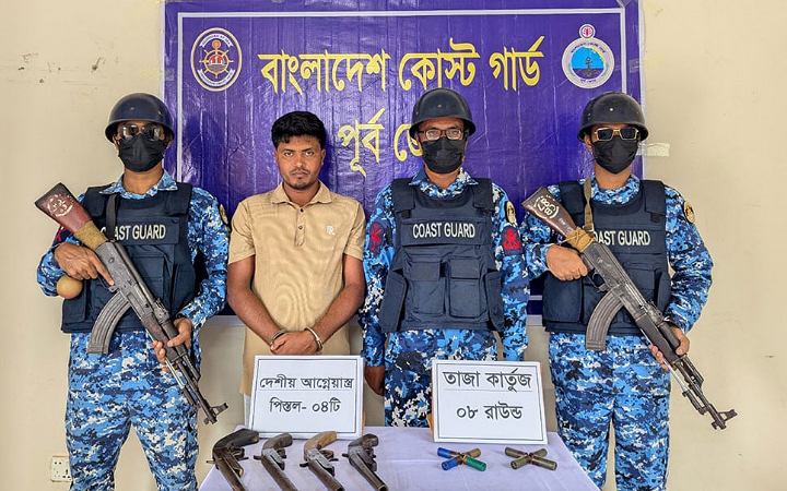 মহেশখালীতে ৪টি দেশীয় আগ্নেয়াস্ত্র ও কার্তুজসহ আটক ১