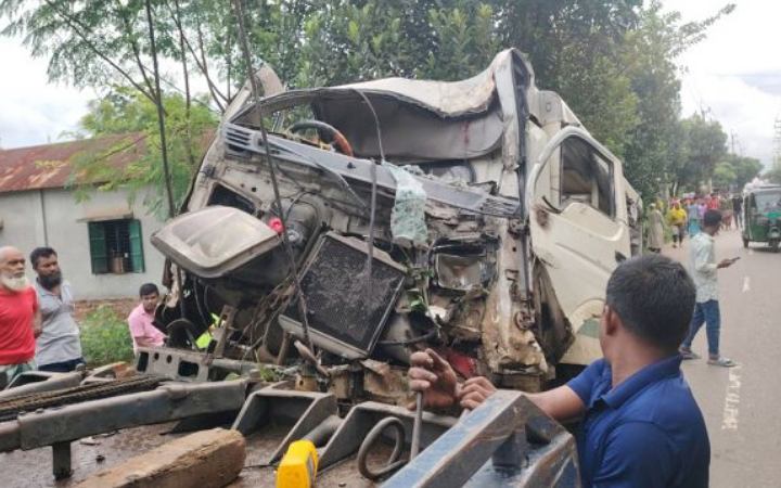 গাজীপুরে লেগুনা নিয়ন্ত্রণ হারিয়ে বৈদ্যুতিক খুঁটির সঙ্গে ধাক্কা,নিহত ১ আহত ১২