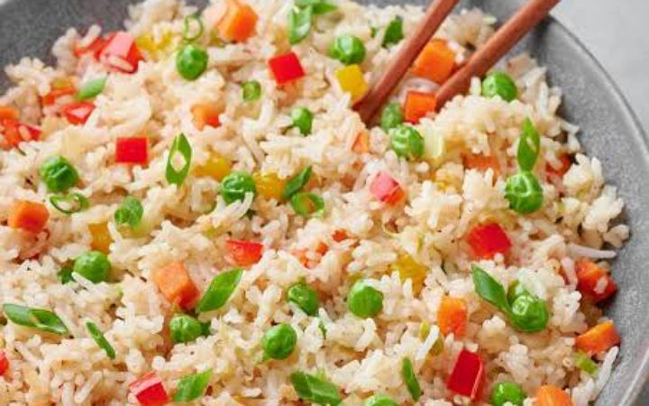 বাসি ভাত ফেলে না দিয়ে তৈরি করুন মজার এই ৩ খাবার