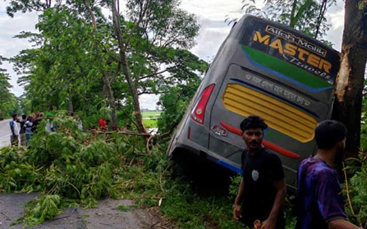 কাশিয়ানীতে বাস খাদে পরে আহত ২০
