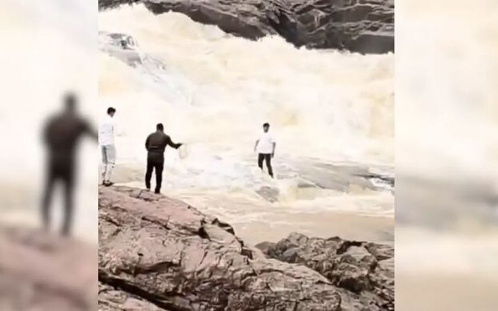 রিল বানাতে গিয়ে জলপ্রপাতের স্রোতে ভেসে গেলেন যুবক, মেলেনি সন্ধান