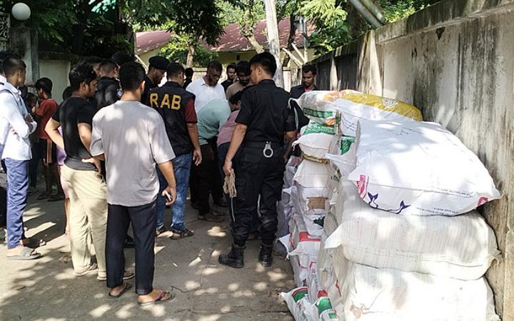 ভৈরবে র‍্যাবের অভিযানে মাইক্রোবাস থেকে ২৫ বস্তা ভারতীয় চকলেট জব্দ