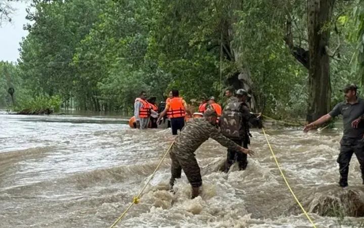 জম্মু-কাশ্মীরে বন্যা-ভূমিধসে নিহত ৩০