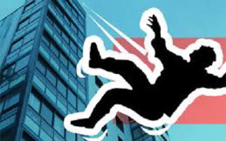 কারখানার ছাদ থেকে লাফিয়ে শ্রমিকের আত্মহত্যা