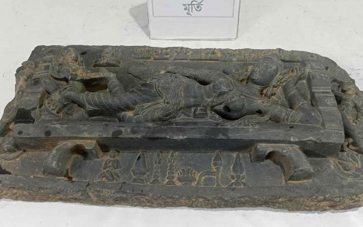 গোবিন্দগঞ্জে একটি কষ্টি পাথরের মূর্তি উদ্ধার,আটক ৩