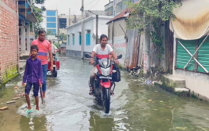 পানিবন্দি তিন শতাধিক পরিবার, দুর্ভোগ চরমে
